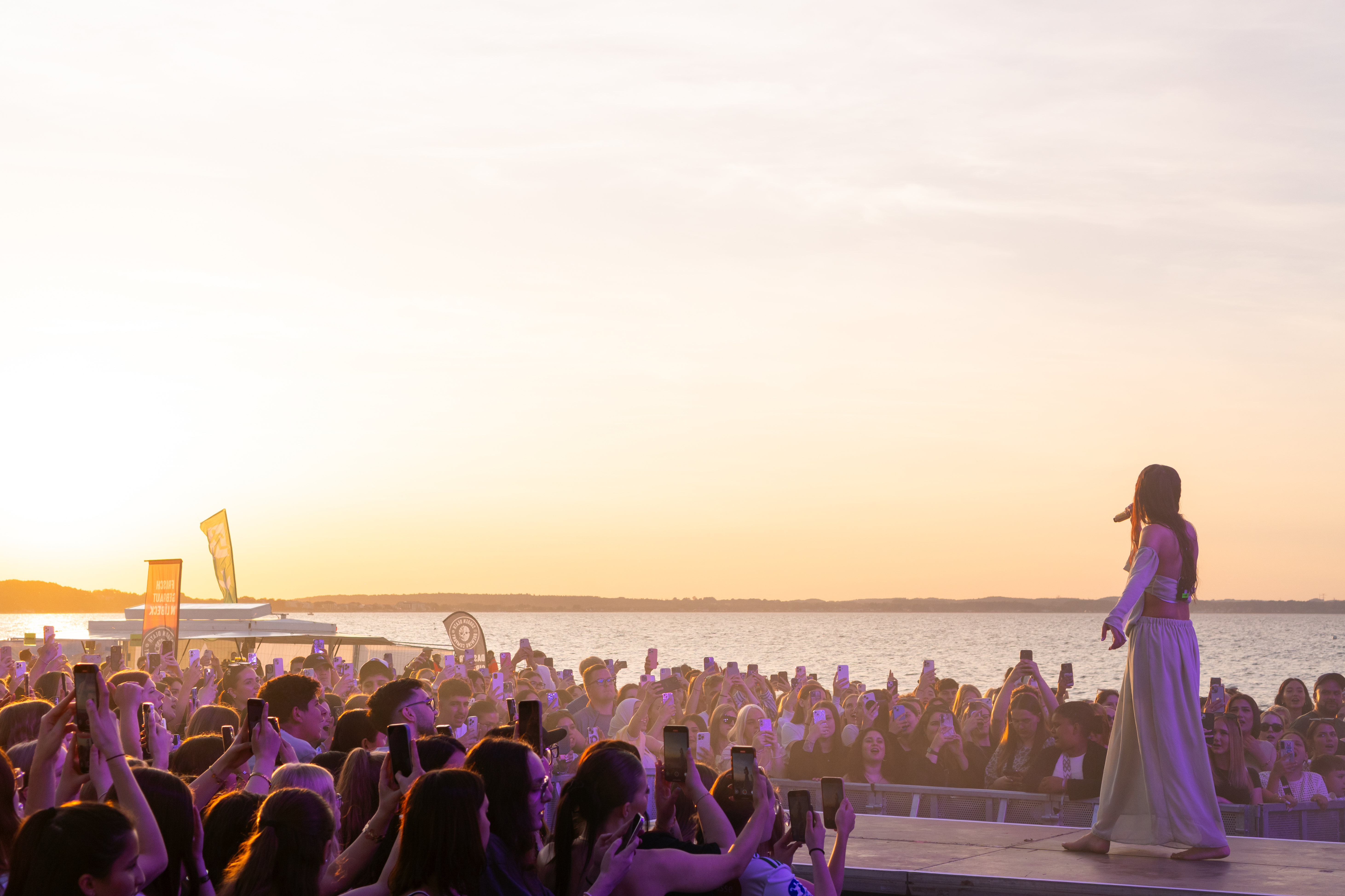 HAVA performt auf der Bühne am Niendorfer Freistrand. 