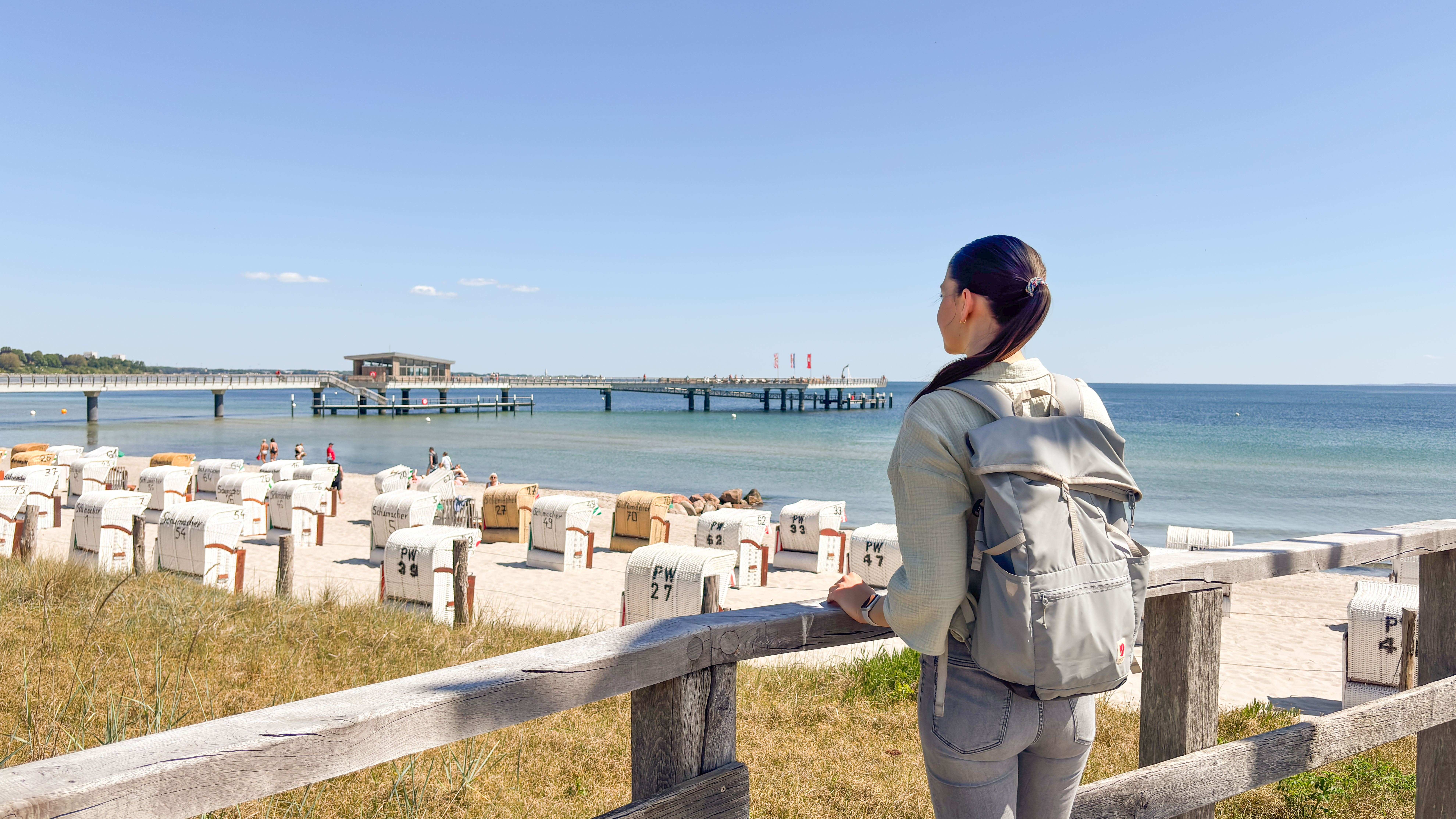 Cara blickt auf die Seebrücke in Scharbeutz.