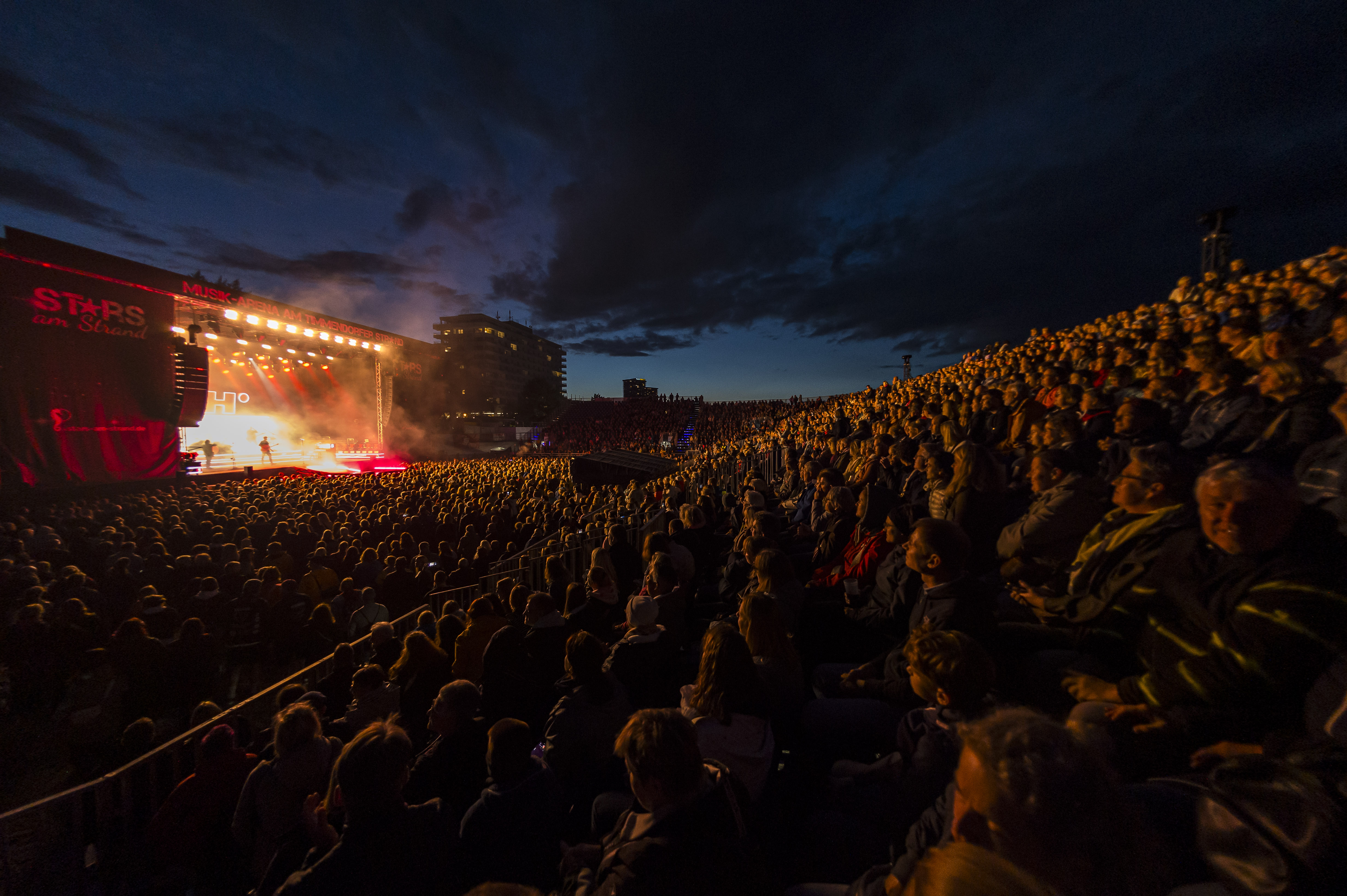 Musik-Arena gefüllt mit Zuscher: innen.