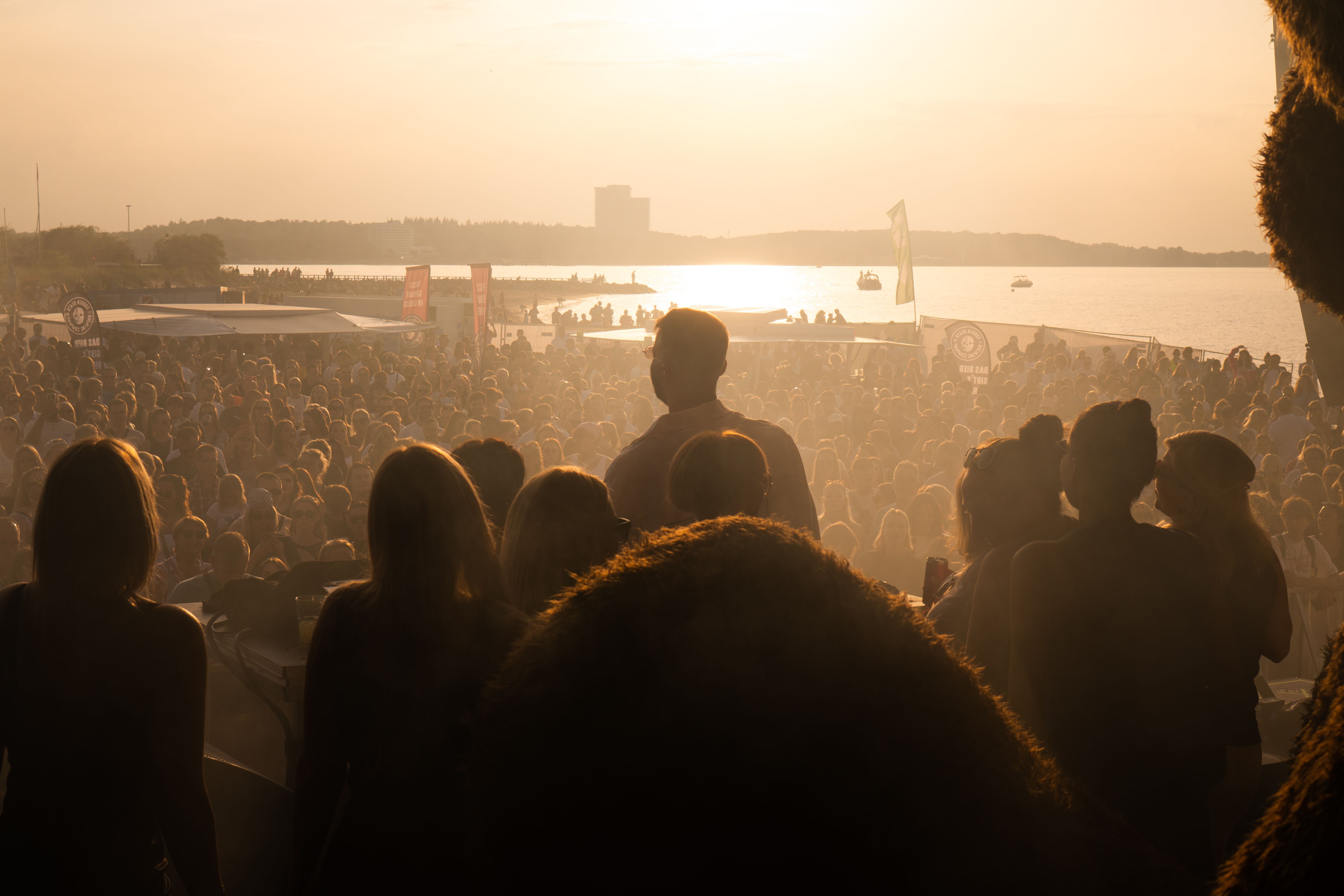Menschenmenge beim Strandkonzert in sepia