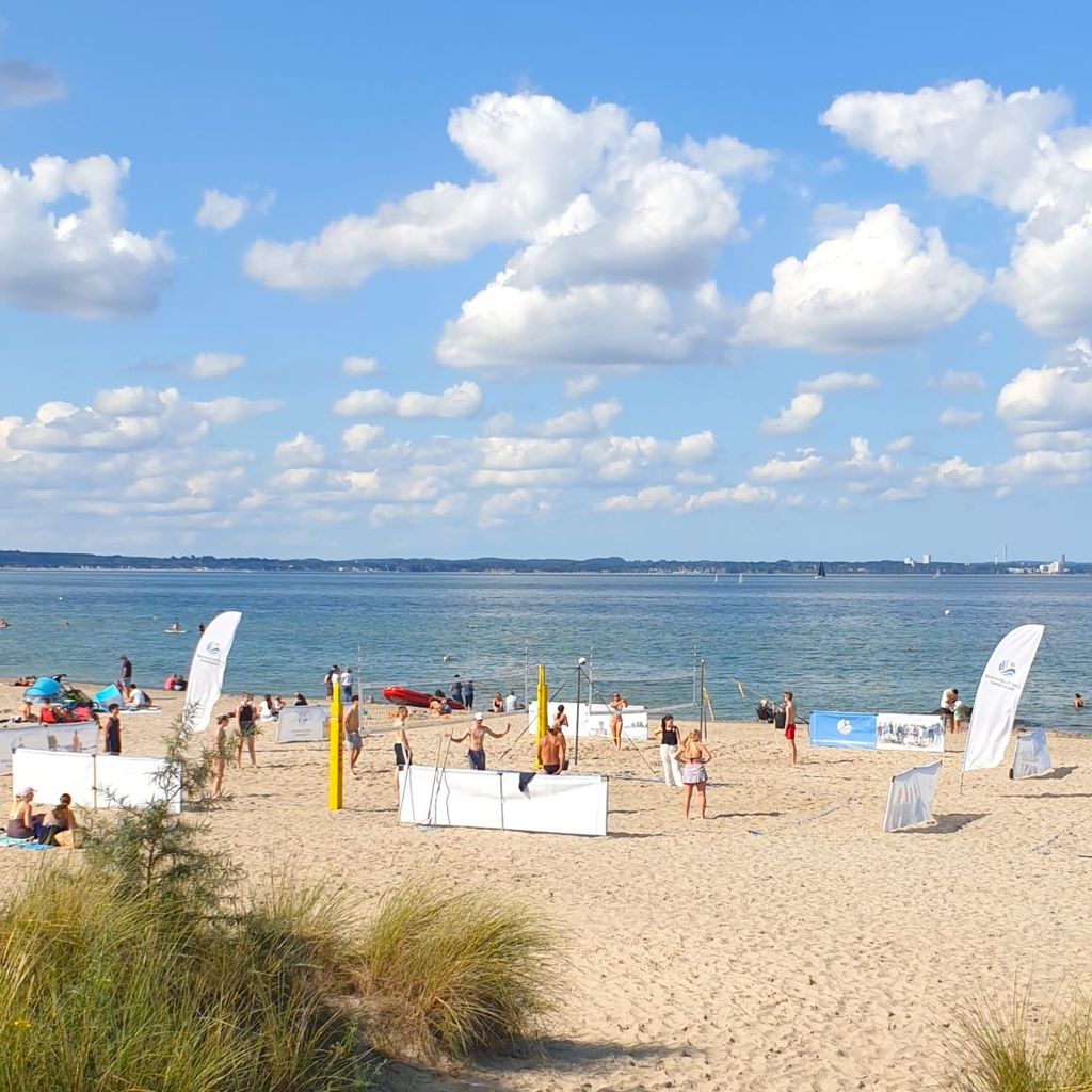 Beachvolleyballfeld an einem sonnigen Tag am Strand