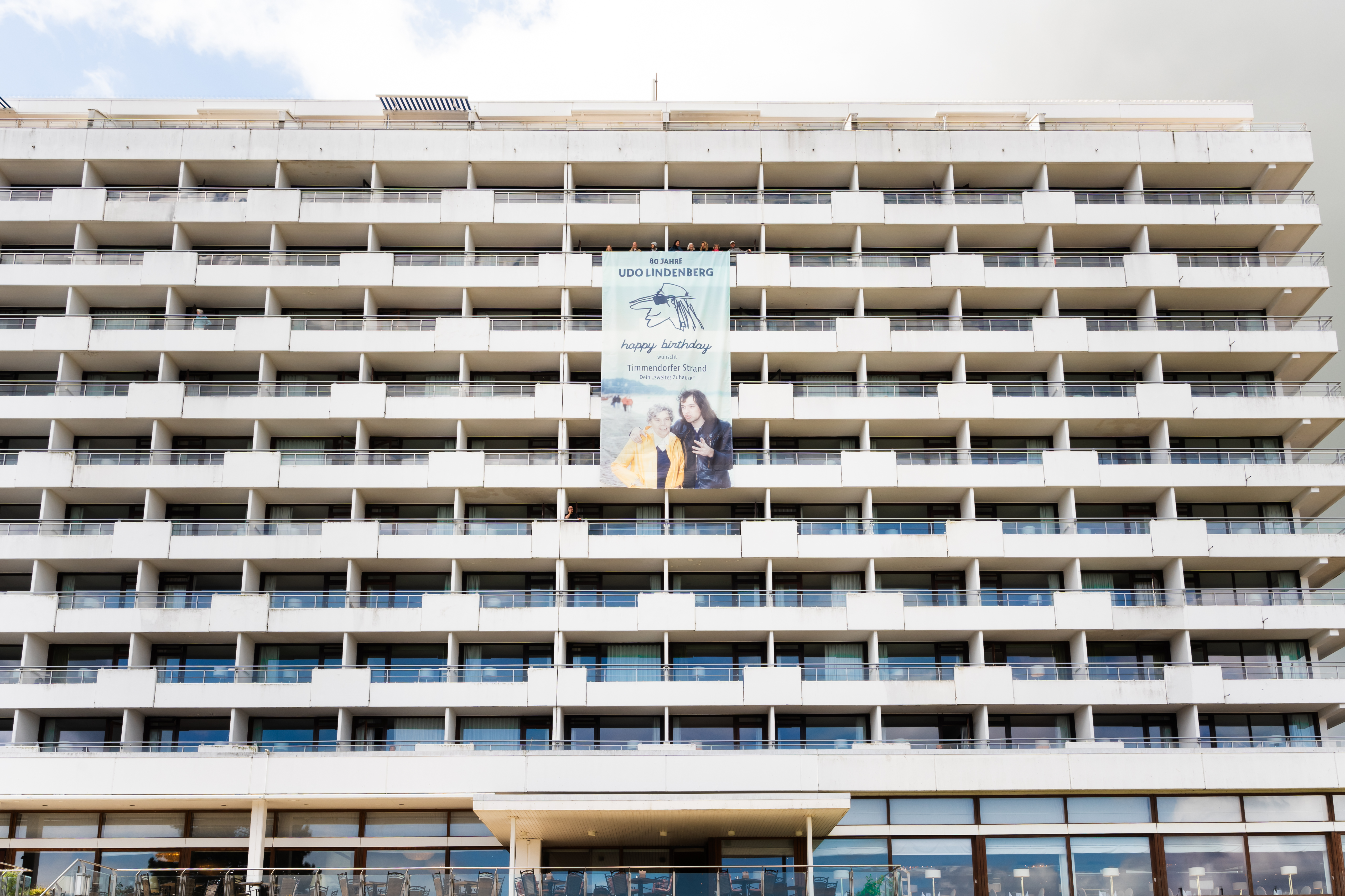Ein Banner der am Gebäude runterhängt