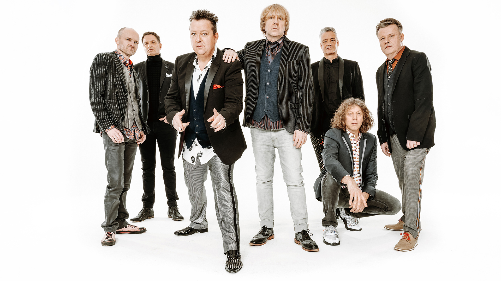 Bandfoto der sieben Mitglieder der Prinzen vor weißem Hintergrund