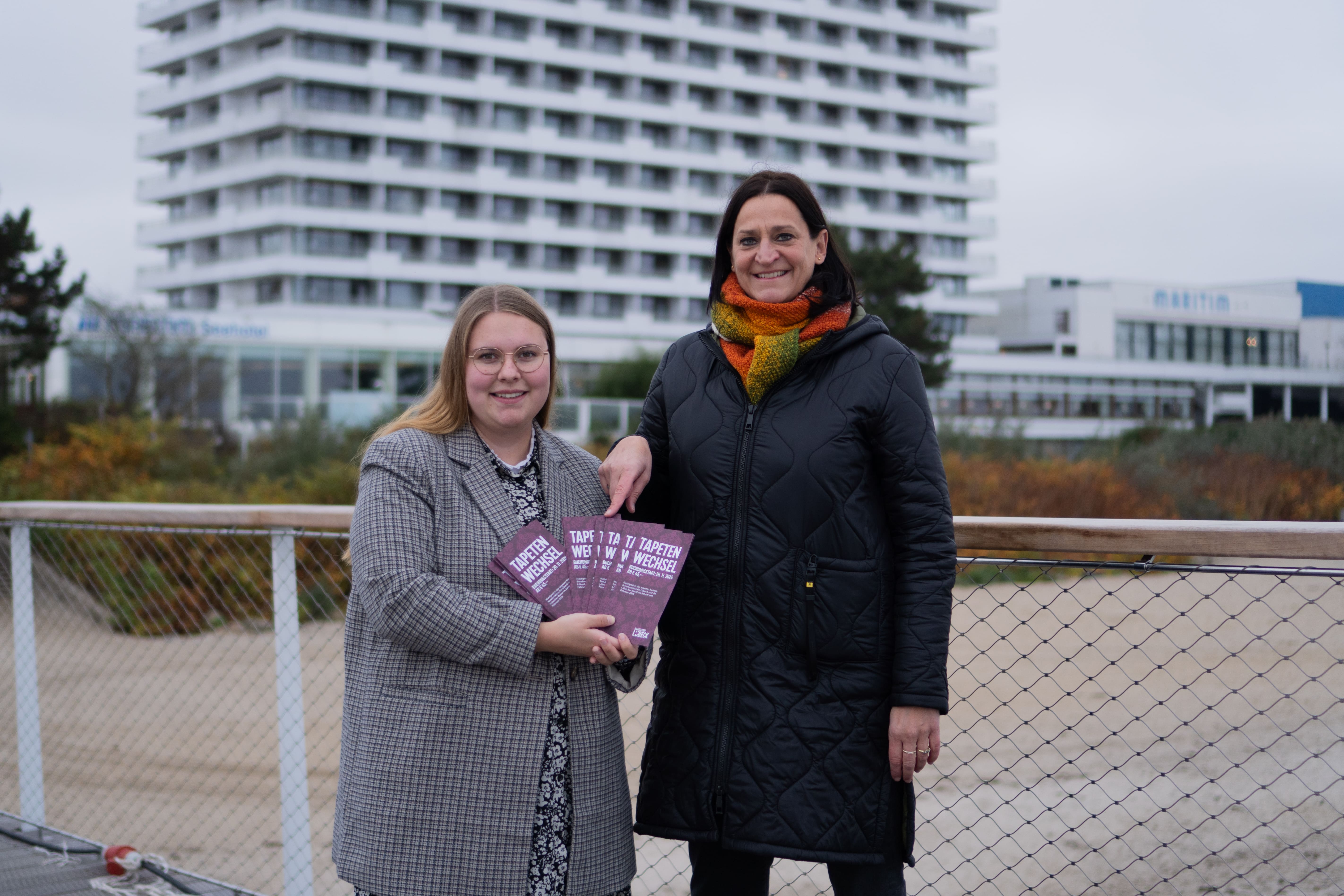 Marketingleiterin und Projektmanagerin der TSNT GmbH freuen sich vor dem Maritim Seehotel auf der neuen Seebrücke über die Tapetenwechselaktion