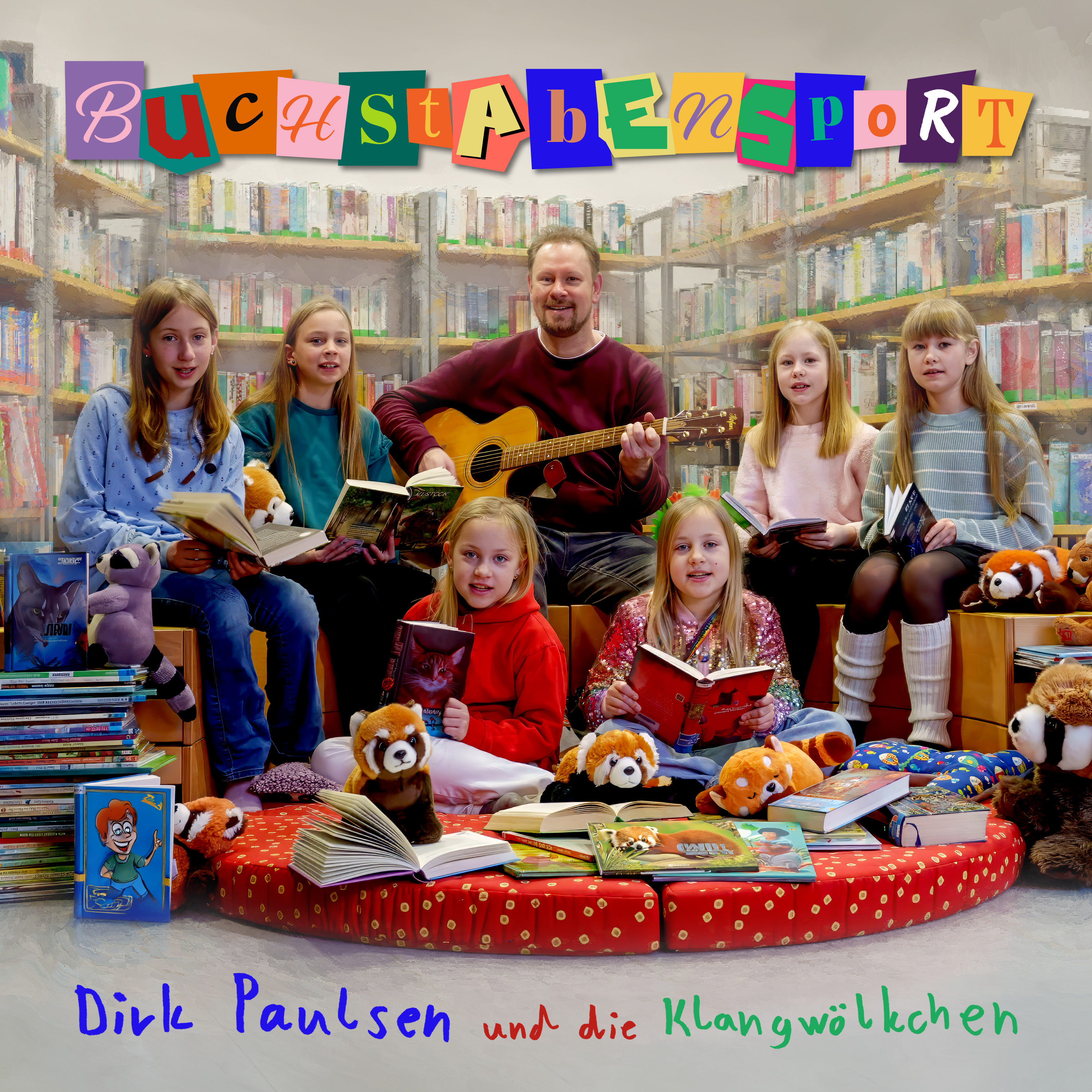 Sechs Kinder in einer Bücherei umgeben von Stapeln mit Büchern. In der Mitte ein Mann mit einer Gitarre.
