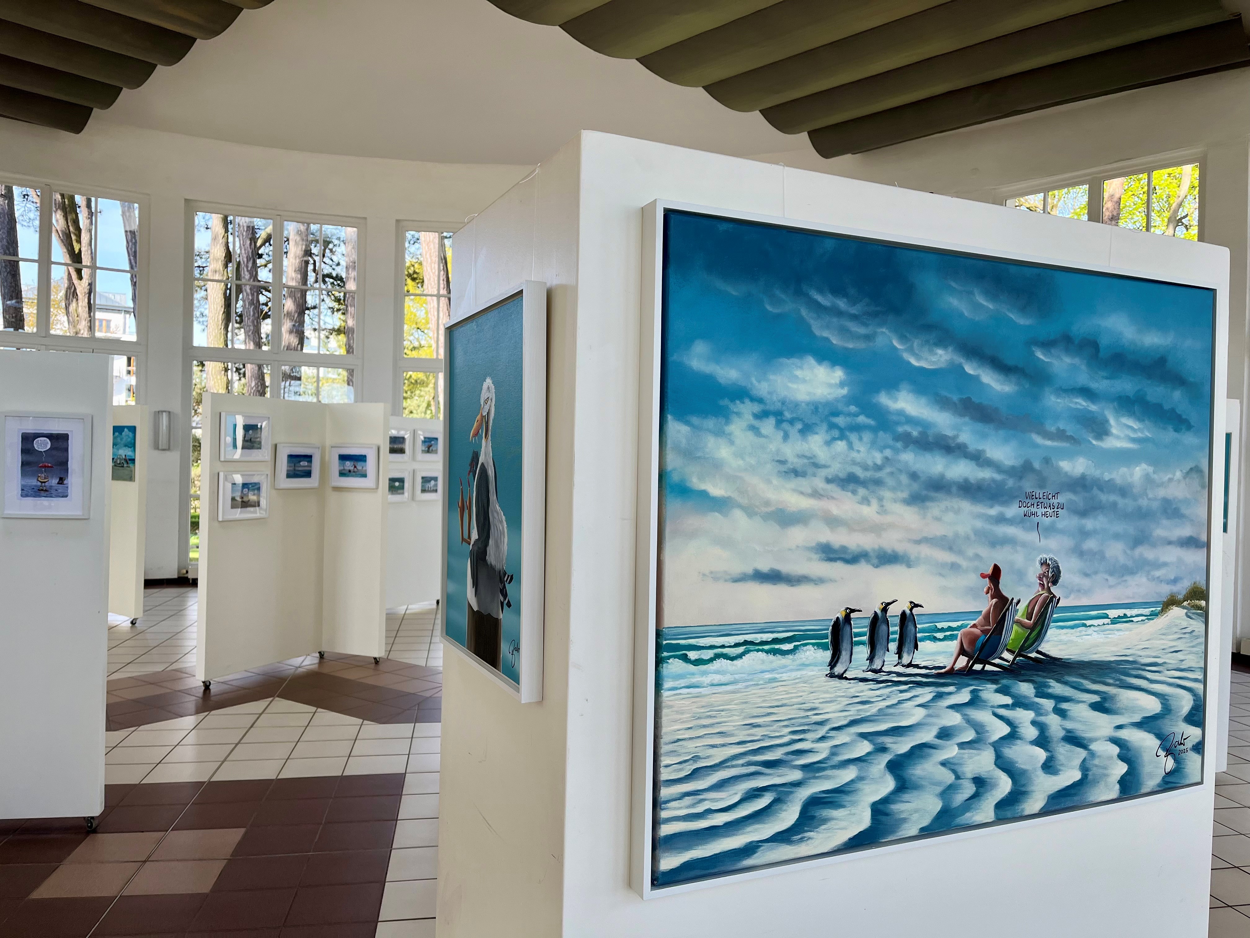 Blick in Kunstausstellung und Kunstwerke auf weißen Stellwänden