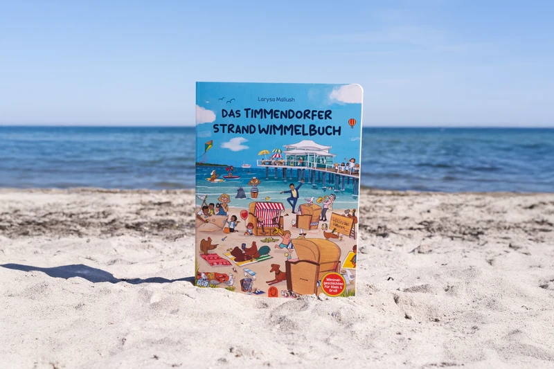 Das Timmendorfer Strand Wimmelbuch von Larysa Maliush steckt im Sand