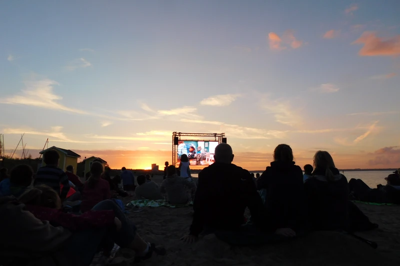 Strandkino vor untergehender Sonne