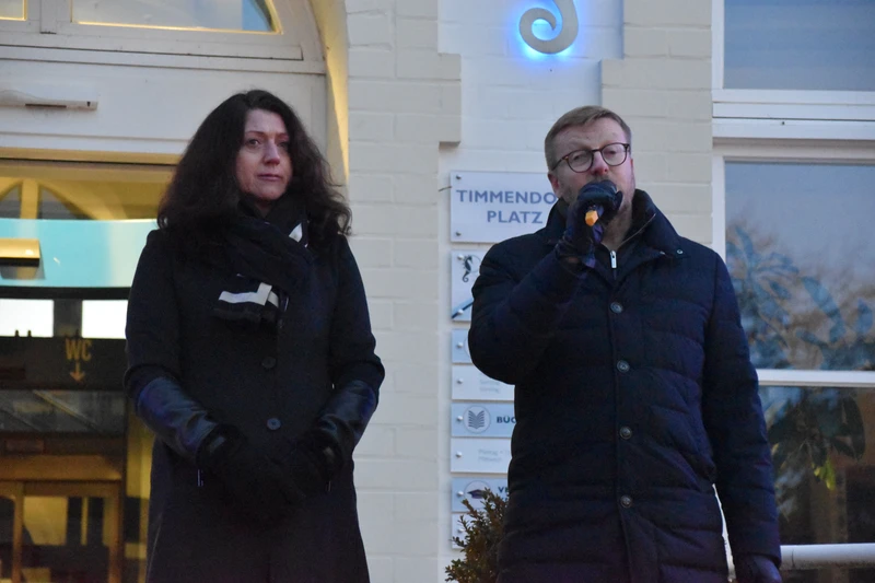 Scharbeutzer Bürgermeisterin Frau Schäfer und Bürgermeister der Gemeinde Timmendorfer Strand, Herr Partheil-Böhnke, beim Friedenslauf