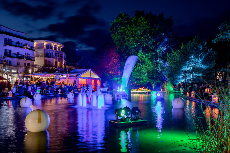 Innenstadt von Timmendorfer Strand erstrahlt von Lichtinstallationen