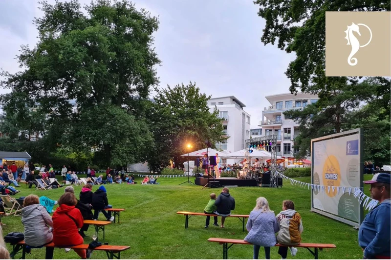 Veranstaltung im Strandpark mit kleiner Bühne in der Mitte des Parks