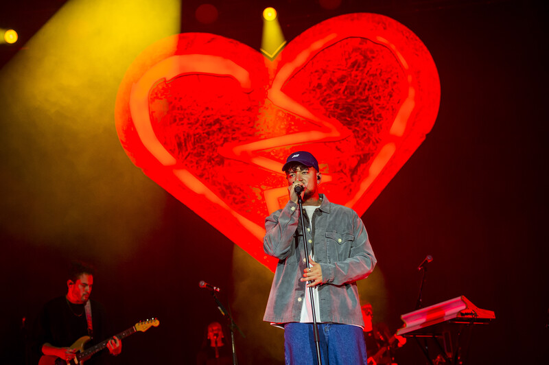 Montez steht auf der Bühne. 