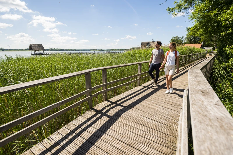 Ein Pärchen wandert auf der Hemmelsdorfer Seebrücke