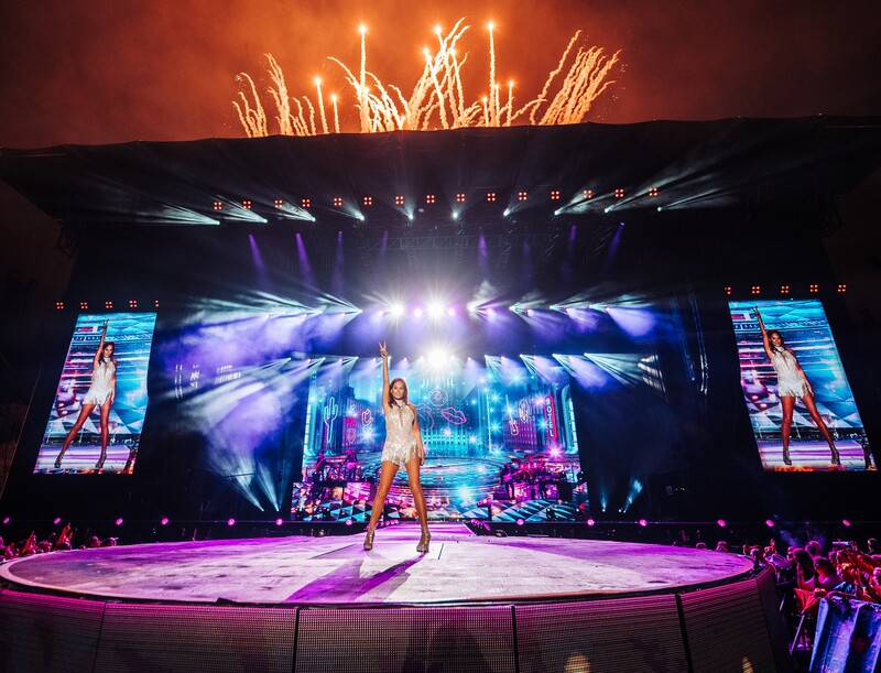 Andrea Berg performt auf einer Bühne