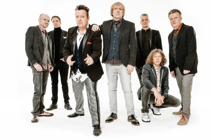 Bandfoto der sieben Mitglieder der Prinzen vor weißem Hintergrund