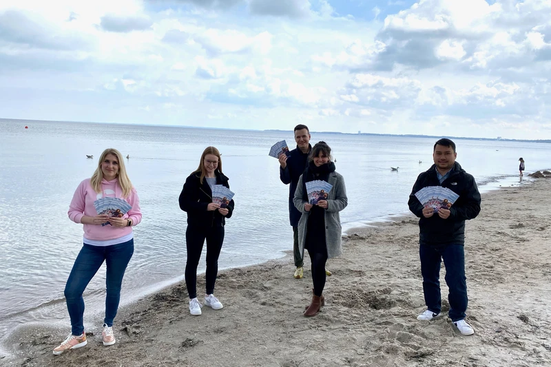 5 Personen präsentieren Highlight-Flyer 2022: Events und Veranstaltungen in der Lübecker Bucht