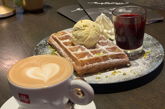 Nach einem langen Spaziergang eine heiße Waffel und einen guten Cappuccino genießen. Was gibt es besseres?