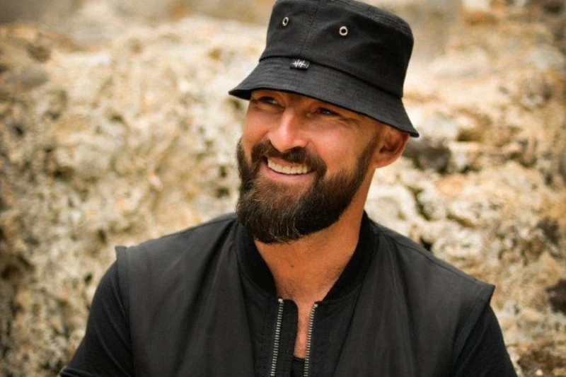Der Reggae Künstler Gentleman vor einem Steinhintergrund