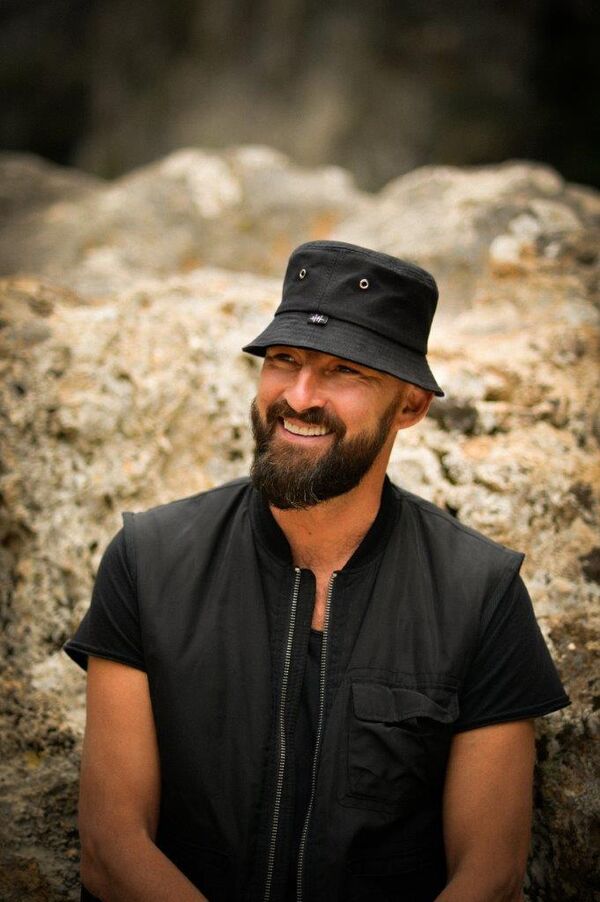 Der Reggae Künstler Gentleman vor einem Steinhintergrund