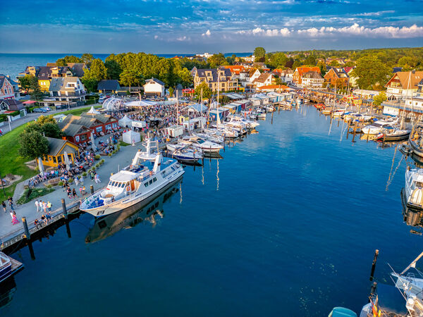 Ein Hafen mit Schiffen das Bild von der oberen Ansicht gemacht man sieht den Niendorfer Hafen