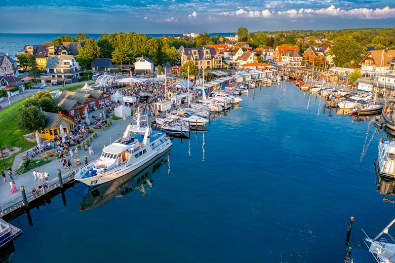 Ein Hafen mit Schiffen das Bild von der oberen Ansicht gemacht man sieht den Niendorfer Hafen