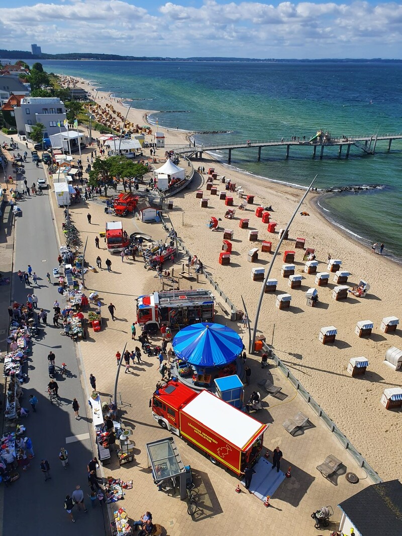 Niendorfer Balkon von oben mit vielen Buden und Feuerwehrwagen