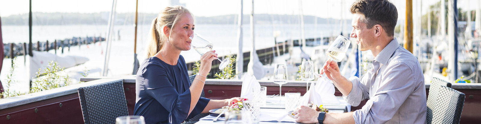 Pärchen speist in einem Restaurant am Strand