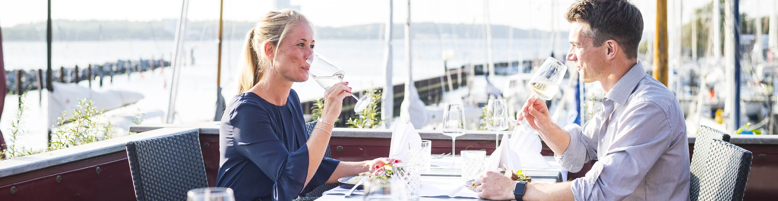 Pärchen speist in einem Restaurant am Strand