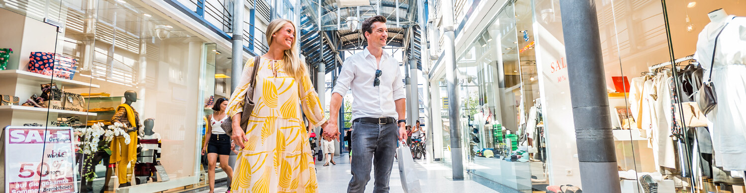Pärchen beim bummeln in einer Einkaufspassage