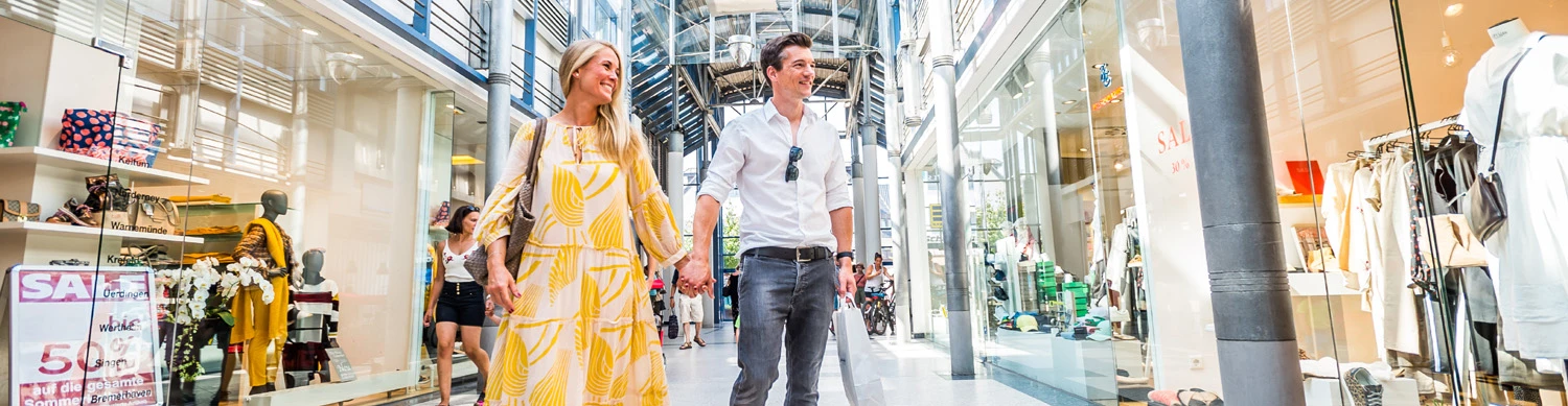 Pärchen beim bummeln in einer Einkaufspassage