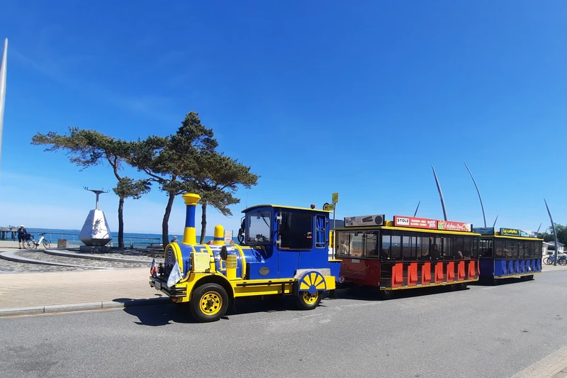 Die elektrische Bimmelbahn fährt auf der Straße in Niendorf.