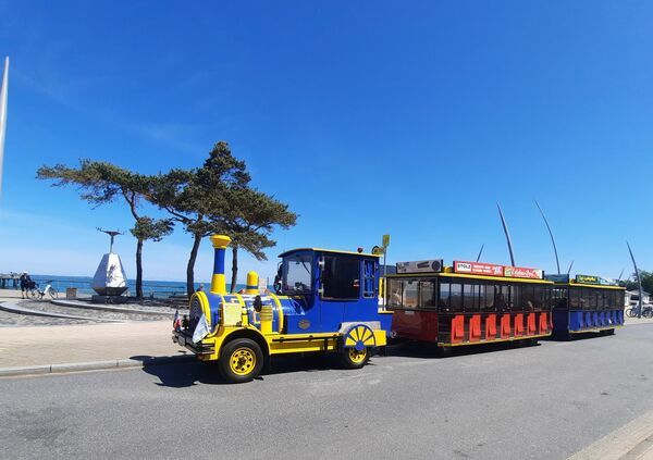 Die elektrische Bimmelbahn fährt auf der Straße in Niendorf.