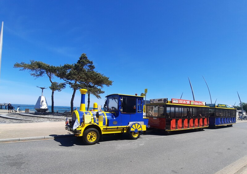 Die elektrische Bimmelbahn fährt auf der Straße in Niendorf.