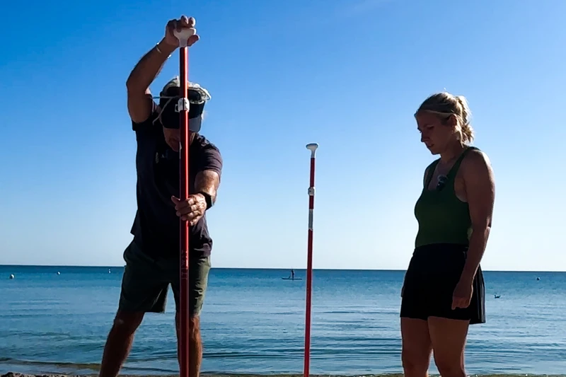 Surflehrer Andreas zeigt Lara wie man Sub fährt.