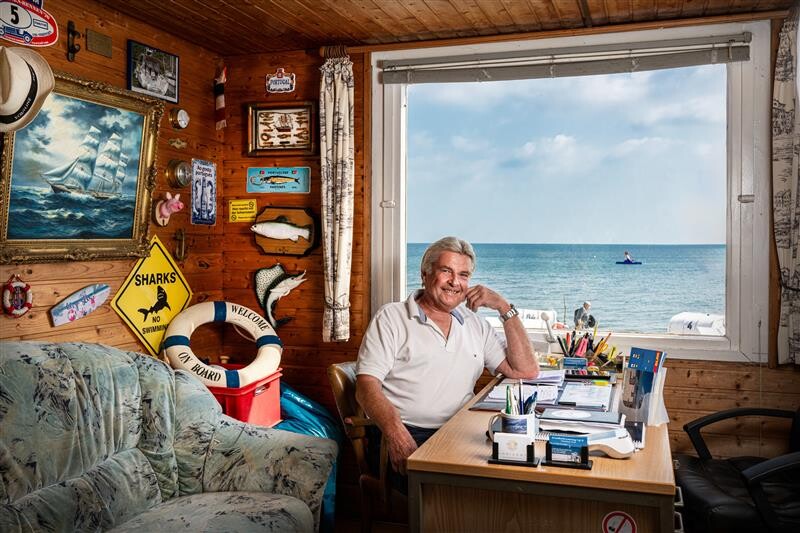 Mann Sitzt auf einem Boot