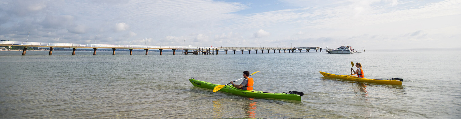 Zwei Kajakfahrer auf der Ostsee