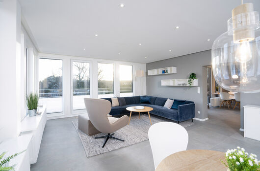 Das minimalistisch eingerichtete Apartement lädt mit seinen lichtdurchfluteten Räumen zum Verweilen und Entspannen ein.