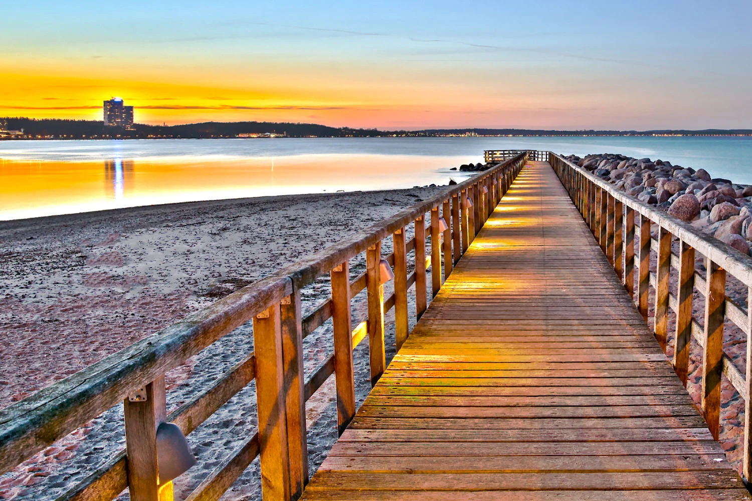Foto der Niendorfer Seebrücke im Abendrot.