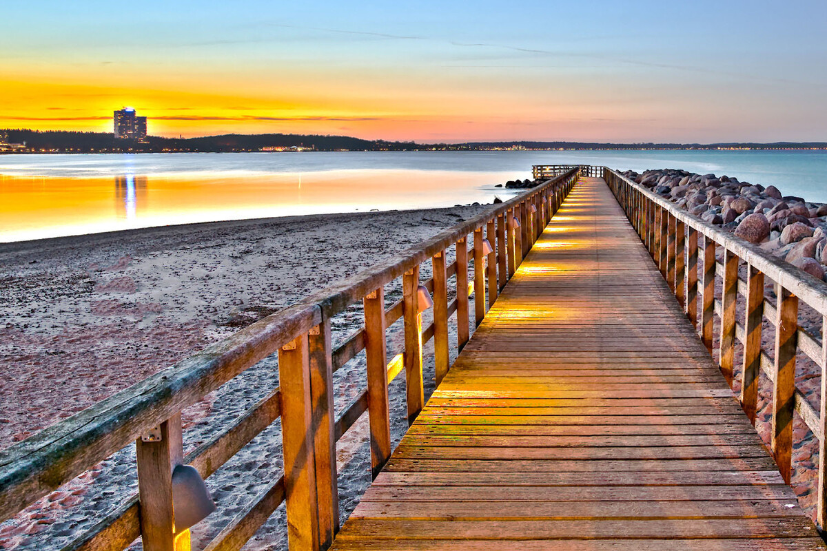 Foto der Niendorfer Seebrücke im Abendrot.