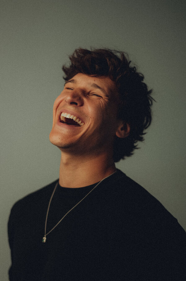 Grauer Hintergrund im Vordergrund sieht man Künstler Wincent Weiss