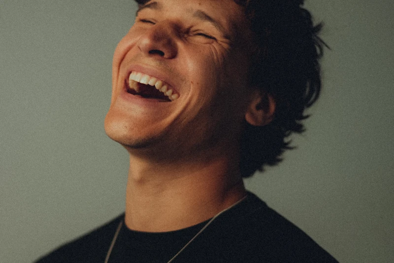 Grauer Hintergrund im Vordergrund sieht man Künstler Wincent Weiss