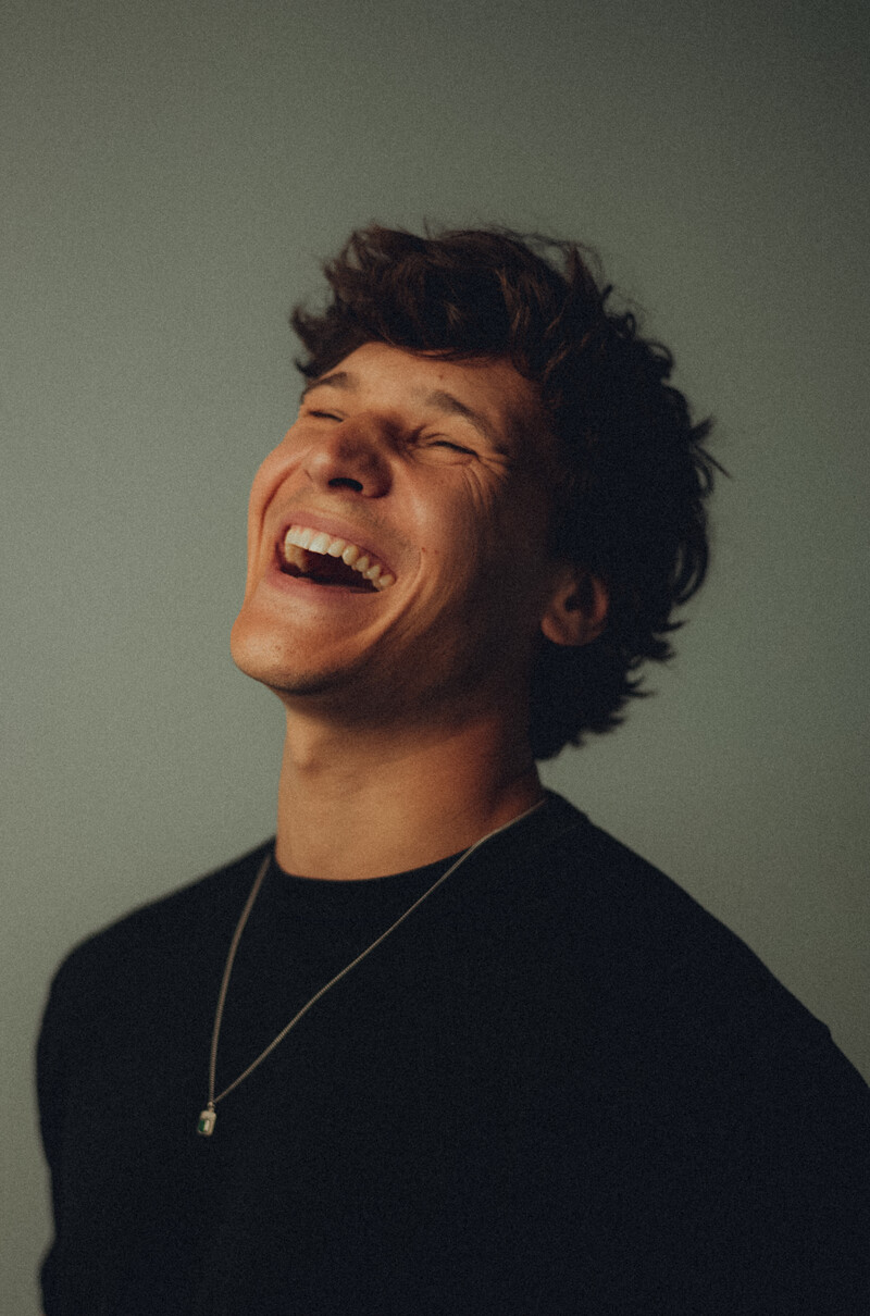 Grauer Hintergrund im Vordergrund sieht man Künstler Wincent Weiss