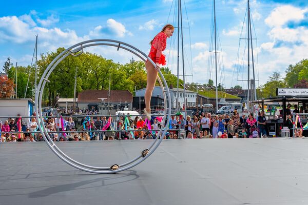 Rhönrad Artistin beim Niendorfer Tanzfestival vor ihrem Publikum im Hafen