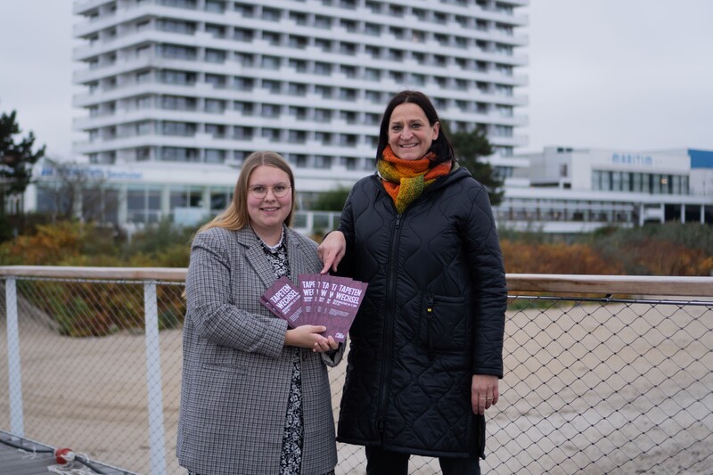 Marketingleiterin und Projektmanagerin der TSNT GmbH freuen sich vor dem Maritim Seehotel auf der neuen Seebrücke über die Tapetenwechselaktion