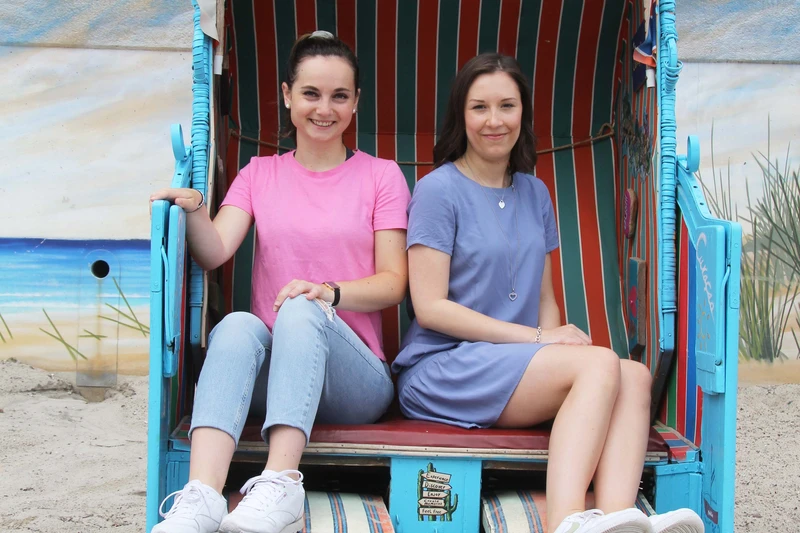 Zwei Frauen sitzen in einem Strandkorb