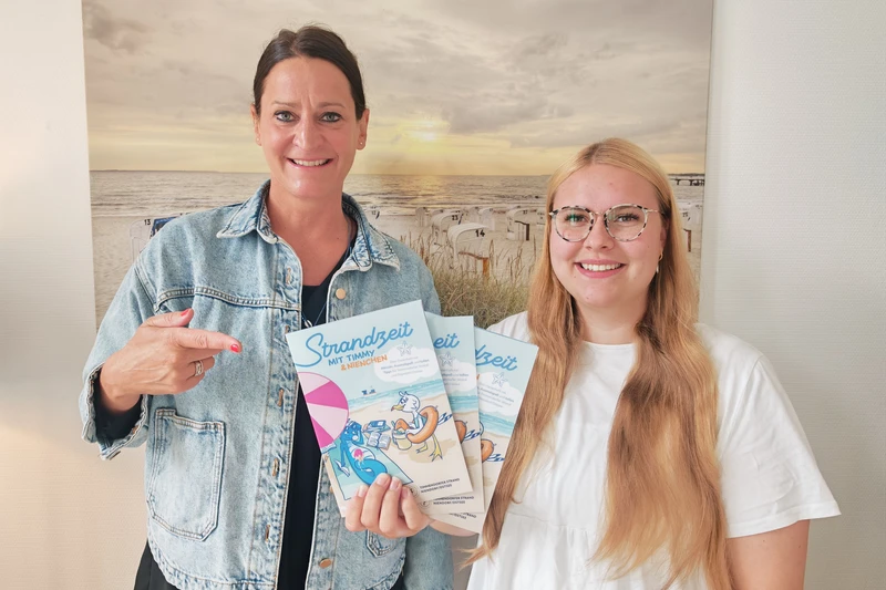 Links Marketingleiterin Silke Szymoniak, rechts Projektmanagerin Lale Schoenberg die das neue Heft in der Hand hält.