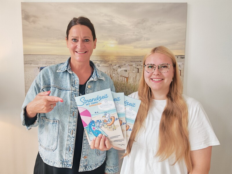 Links Marketingleiterin Silke Szymoniak, rechts Projektmanagerin Lale Schoenberg die das neue Heft in der Hand hält.