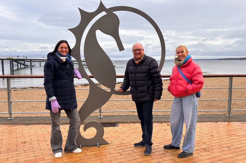 Dr Menke zum Felde, Silke Szymoniak und Lara Klewin vor dem Seepferdchen an der Maritim Seebrücke. 