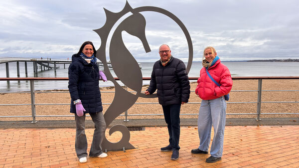 Dr Menke zum Felde, Silke Szymoniak und Lara Klewin vor dem Seepferdchen an der Maritim Seebrücke. 