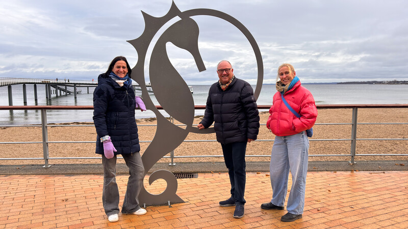 Dr Menke zum Felde, Silke Szymoniak und Lara Klewin vor dem Seepferdchen an der Maritim Seebrücke. 